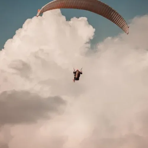 peaceful-scenery-paragliding-clo